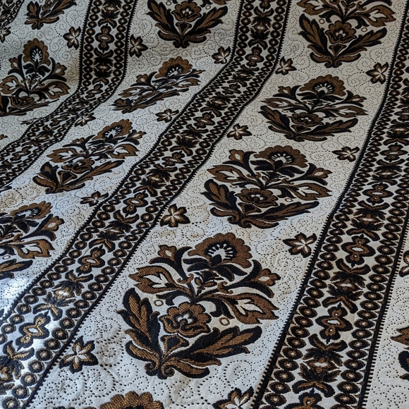 Vintage Italian Bedspread - Picture 6 of 11